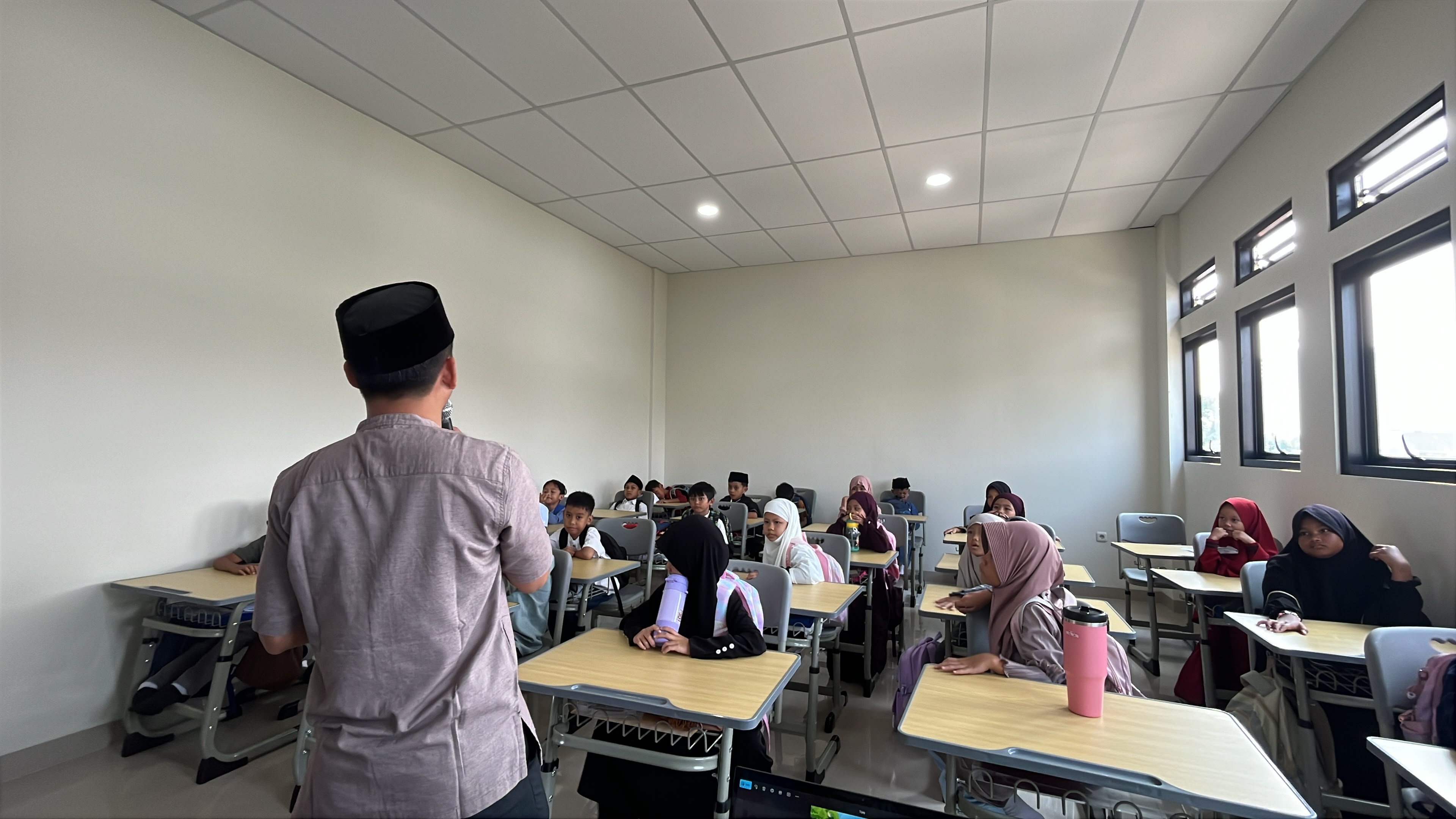 Sang Visioner yg Mengubah Rumah dan Hartanya Menjadi Sekolah